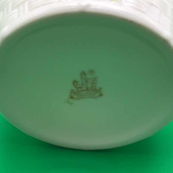 Belleek basket weave honey pot with a lid, featuring bees and flowers, good cond - Picture 2 of 11
